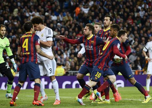 Jodi Alba prova ad andare a separarli. Afp